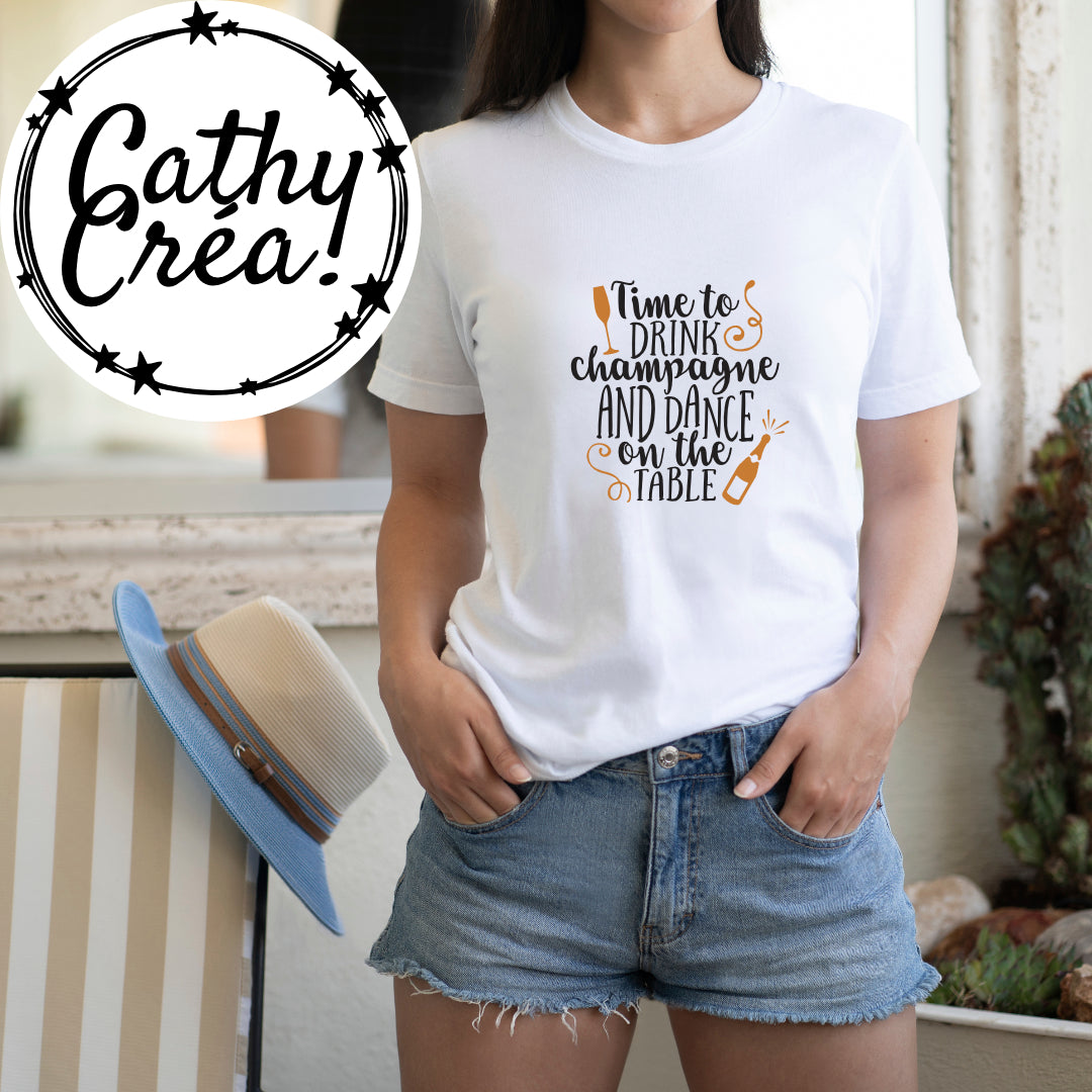 Time to drink champagne 🍾 and dance on the table - t-shirt femme