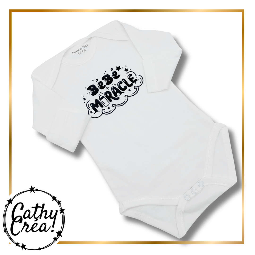 Body bébé blanc avec inscription Bébé Miracle floquée en bleu marine