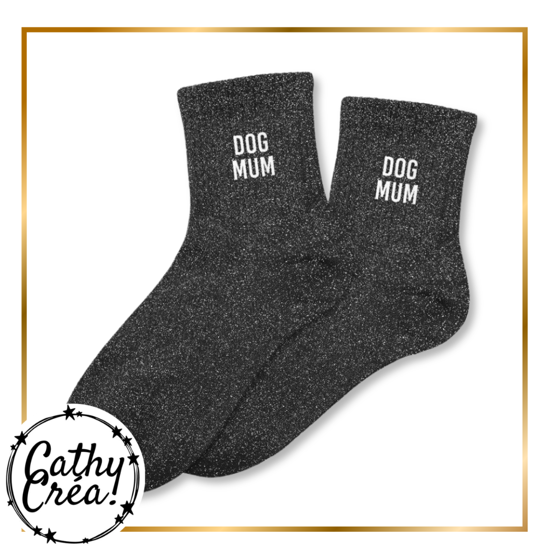 Chaussettes pailletées Dog Mum posées en ambiance cadeau avec confettis dorés