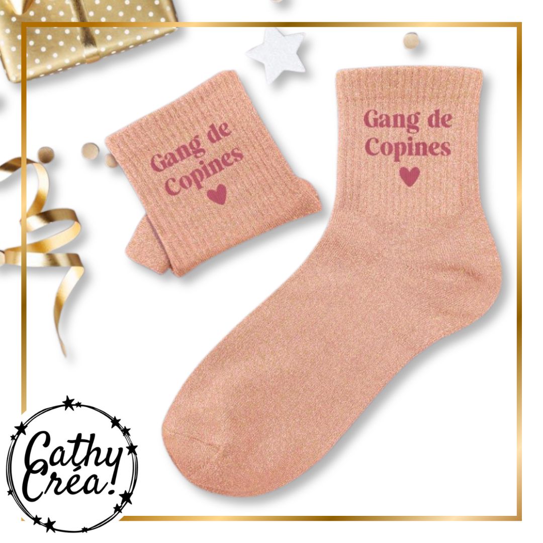 Chaussettes Ă paillettes Gang de Copines posĂ©es prĂšs d'un cadeau â idĂ©e cadeau copine girly