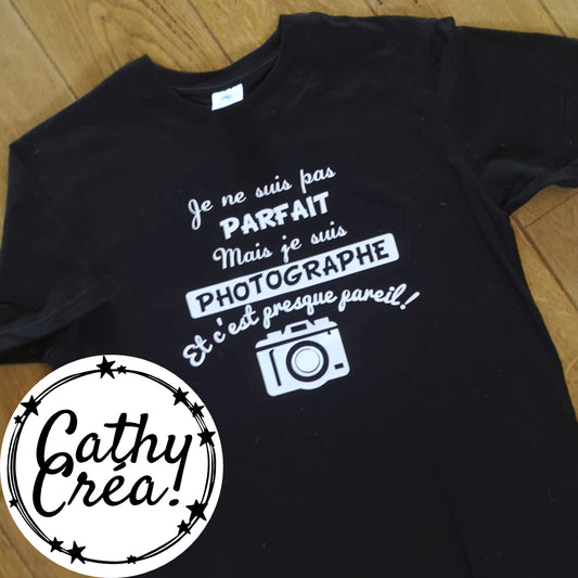 Je ne suis pas parfait, mais je suis photographe et c'est presque pareil  - T-shirt 📸