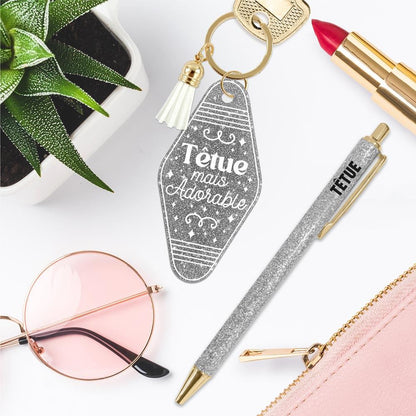 🤍 Duo pailleté – Porte-clés & stylo “Têtue mais adorable” ✨