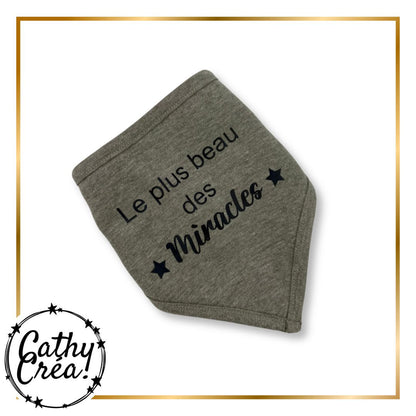 Bandana bébé gris chiné plié avec message brodé Le plus beau des Miracles