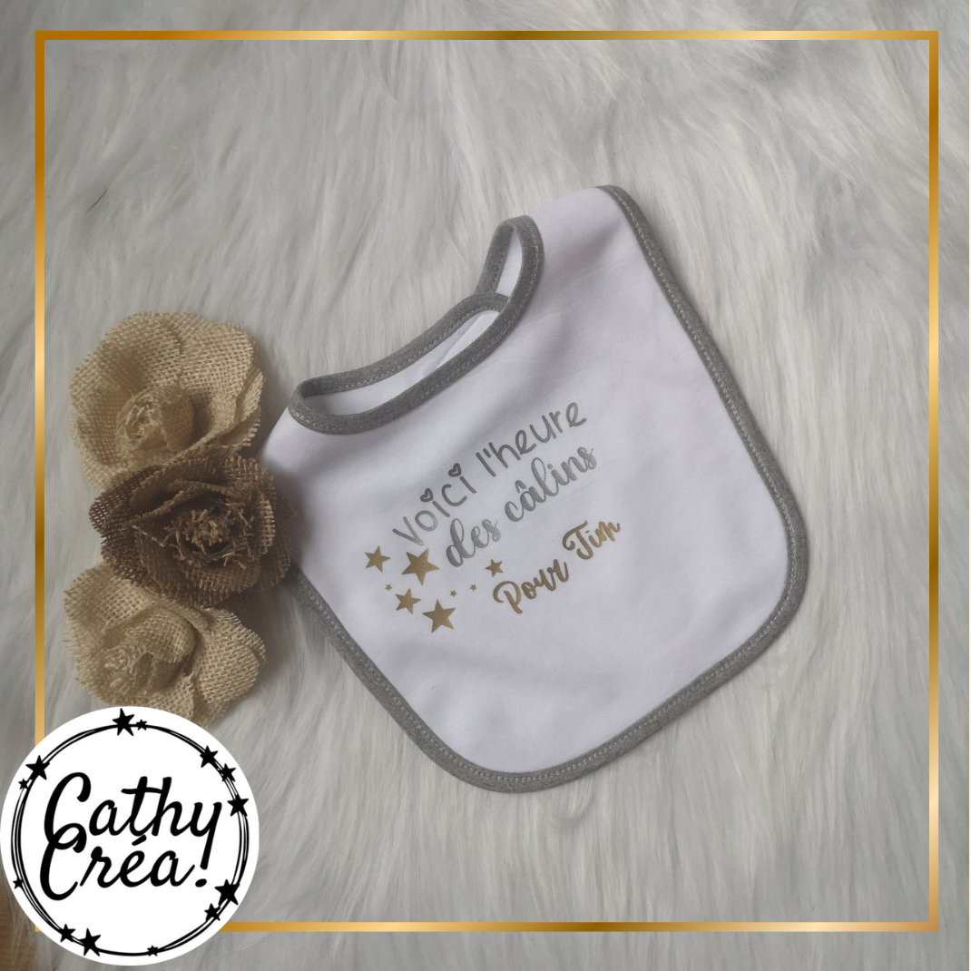 Bavoir bébé personnalisé blanc bordure grise avec prénom Tim – Cathy Créa Belgique