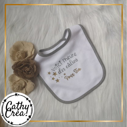 Bavoir bébé personnalisé blanc bordure grise avec prénom Tim – Cathy Créa Belgique