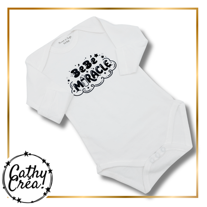 Body bébé blanc avec inscription Bébé Miracle floquée en bleu marine