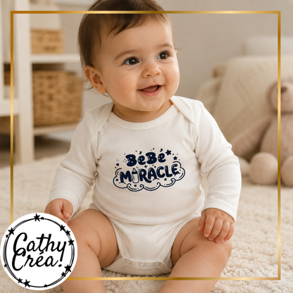 Bébé souriant portant un body personnalisé Bébé Miracle manches longues
