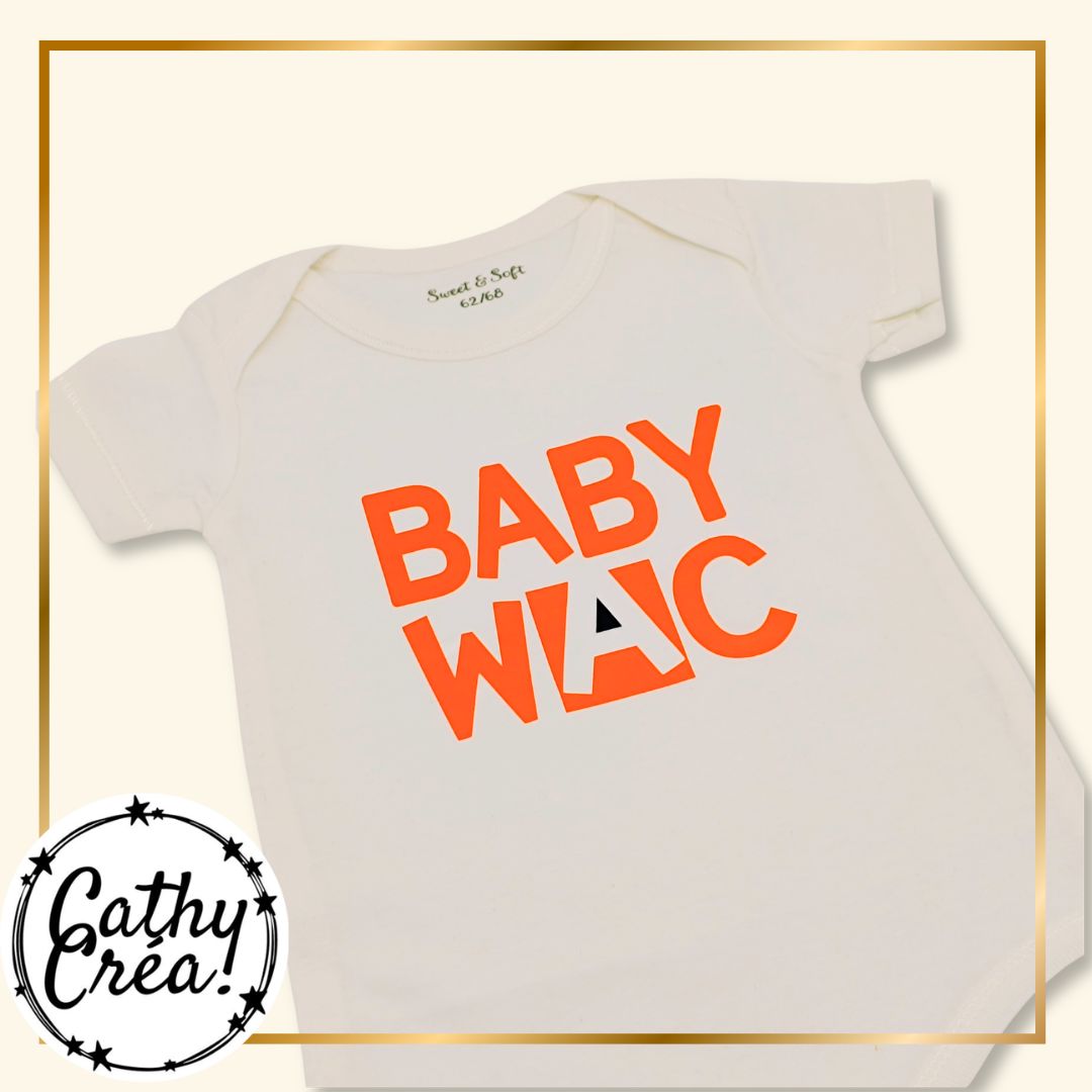 Body bébé personnalisé présenté comme cadeau naissance de société– Cathy Créa