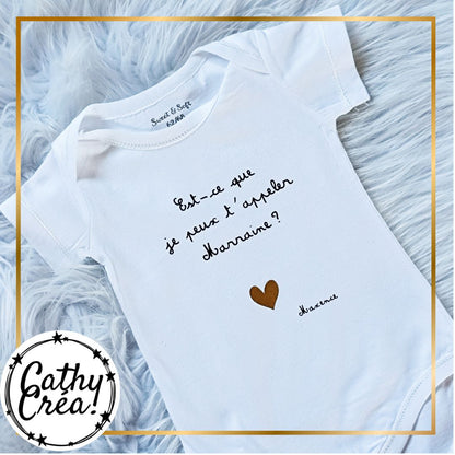 Body bébé personnalisé présenté comme cadeau naissance – Cathy Créa