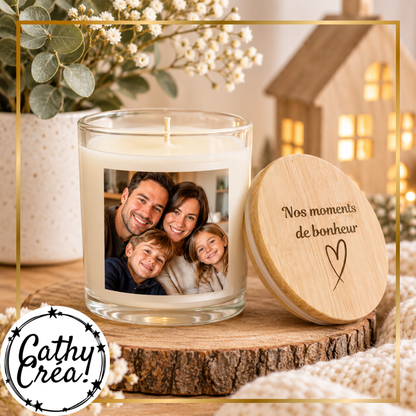 Bougie personnalisée photo dans une déco cocooning avec rondin de bois et fleurs séchées