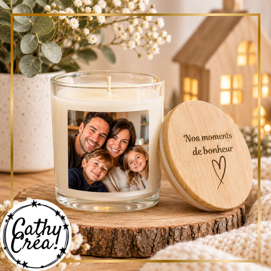 Bougie personnalisée photo dans une déco cocooning avec rondin de bois et fleurs séchées