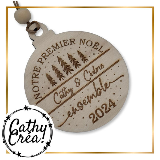 Boule de Noël en bois gravée Notre premier Noël ensemble avec prénoms et année, cadeau de couple