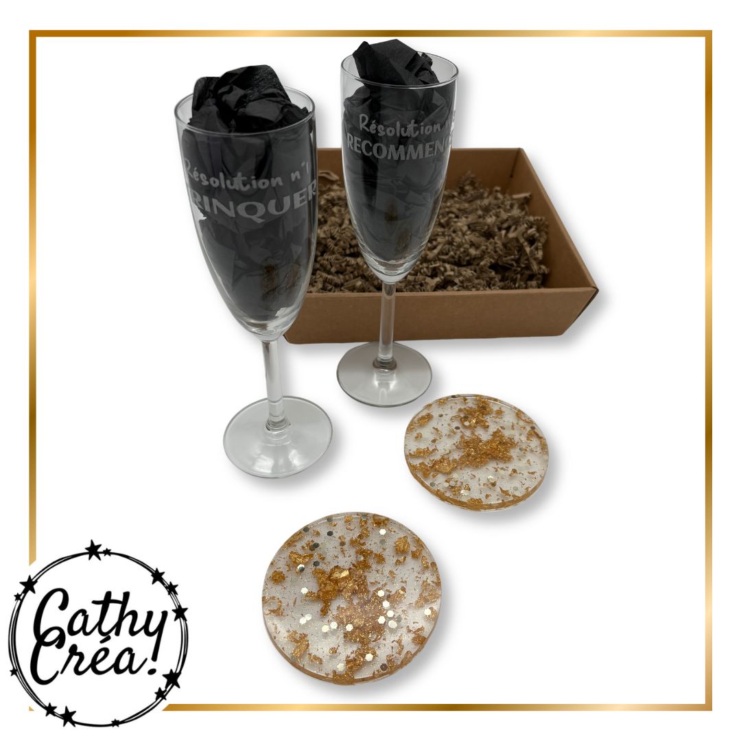 Box fêtes duo avec deux flûtes à champagne gravées et deux sous-verres en résine pailletée dorée