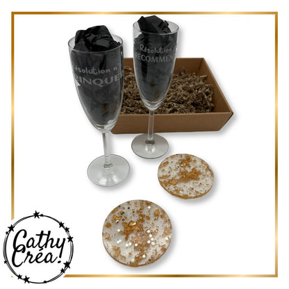 Box fêtes duo avec deux flûtes à champagne gravées et deux sous-verres en résine pailletée dorée