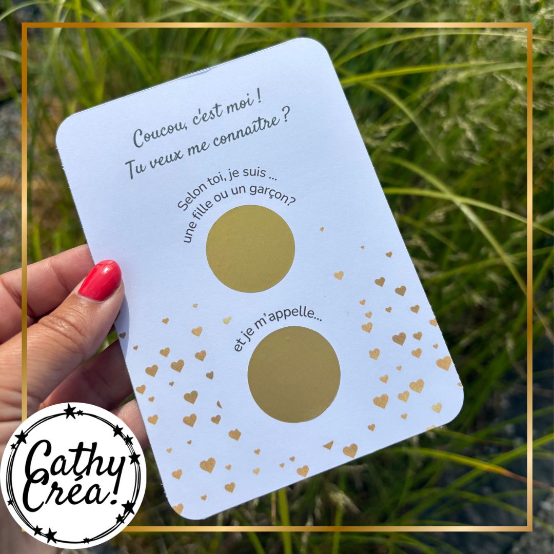 Carte à gratter personnalisée annonce naissance tenue en main