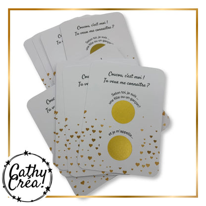 Détail du design cœurs dorés sur les cartes à gratter naissance