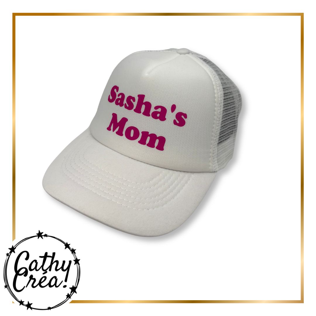 Casquette trucker blanche personnalisee inscription prenom apostrophe Mom vinyle fuchsia vue trois quarts
