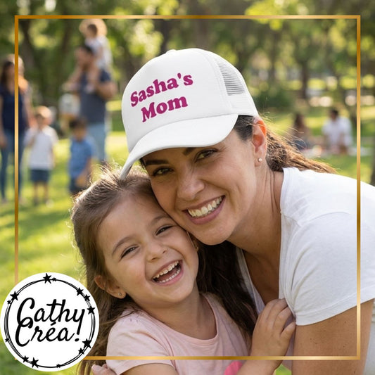 Maman portant casquette trucker blanche personnalisee prenom enfant apostrophe Mom avec sa fille