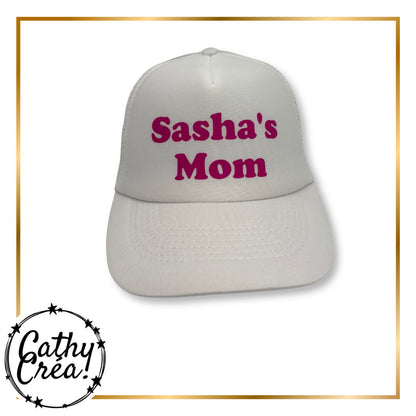 Casquette trucker blanche vue de face inscription personnalisee prenom apostrophe Mom vinyle fuchsia