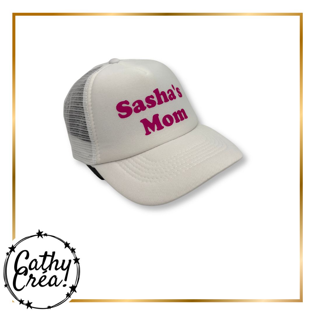 Casquette trucker blanche personnalisee prenom Mom vue laterale droite vinyle rose fuchsia