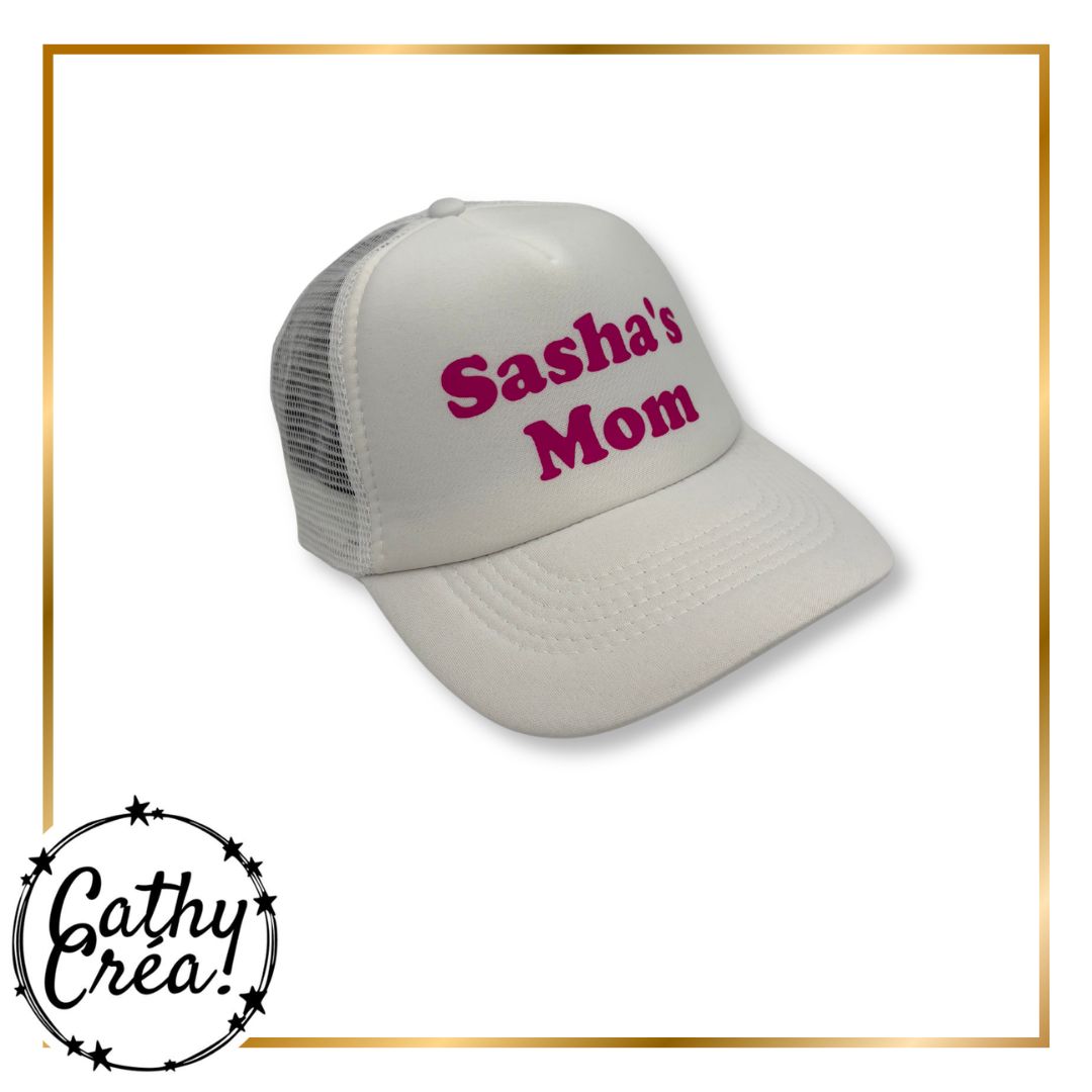 Casquette trucker blanche personnalisee prenom Mom vue laterale gauche vinyle rose fuchsia