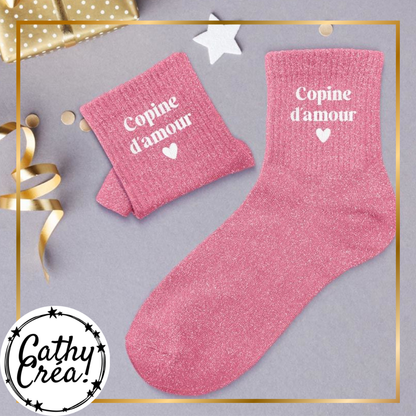 haussettes pailletées Copine d'amour posées en ambiance cadeau avec confettis et rubans