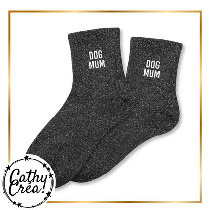 Chaussettes pailletées Dog Mum posées en ambiance cadeau avec confettis dorés