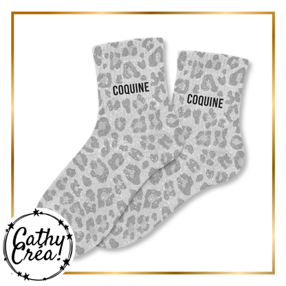 Paire chaussettes léopard argenté inscription COQUINE noir – cadeau fun Cathy Créa