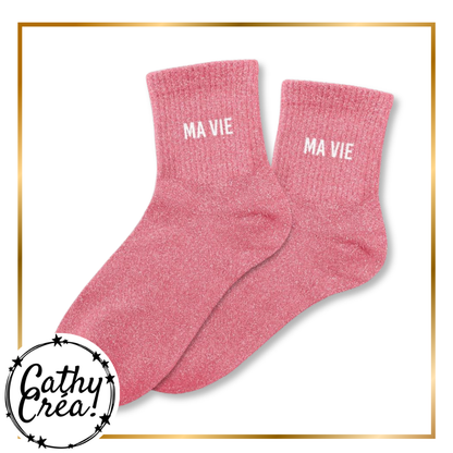 Chaussettes pailletées Ma Vie posées en ambiance cadeau avec confettis dorés