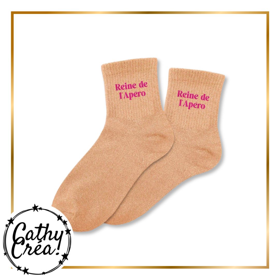 Paire de chaussettes à paillettes saumon rose doré inscription Reine de l'Apero en fuchsia