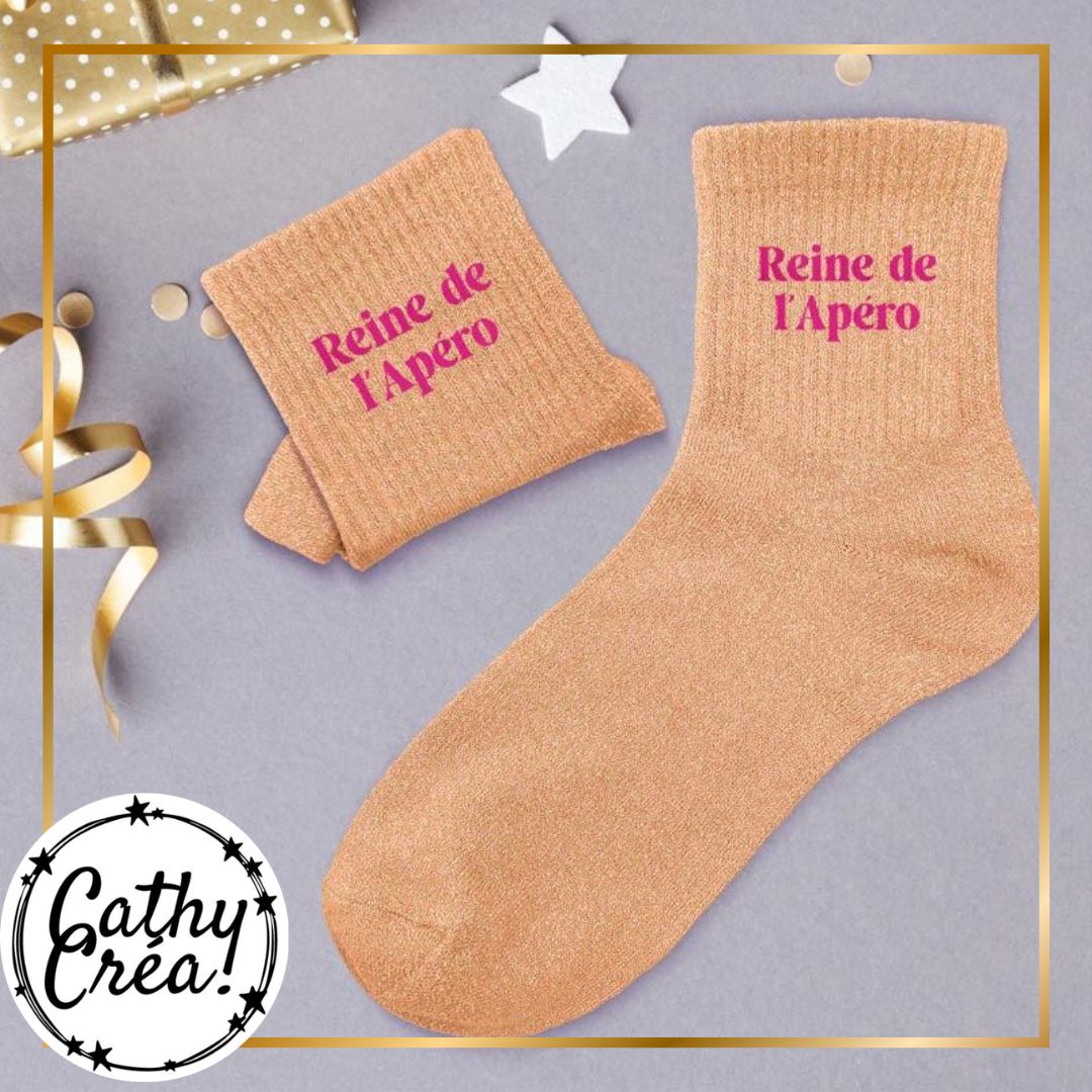 Chaussettes Reine de l'Apero rose doré dans décor cadeau étoiles et confettis dorés