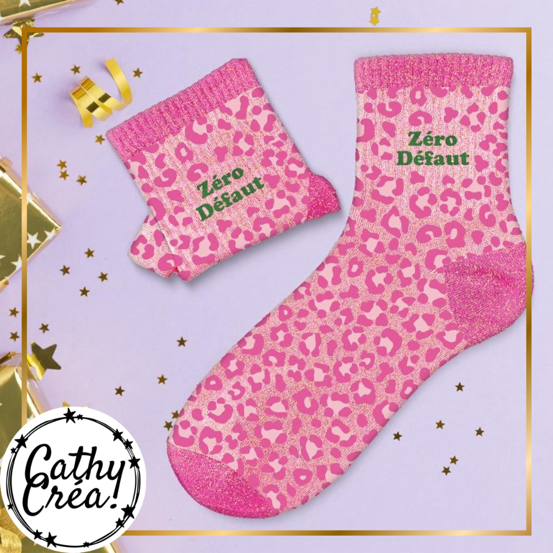 Chaussettes pailletées léopard Zéro Défaut posées en ambiance cadeau avec confettis dorés