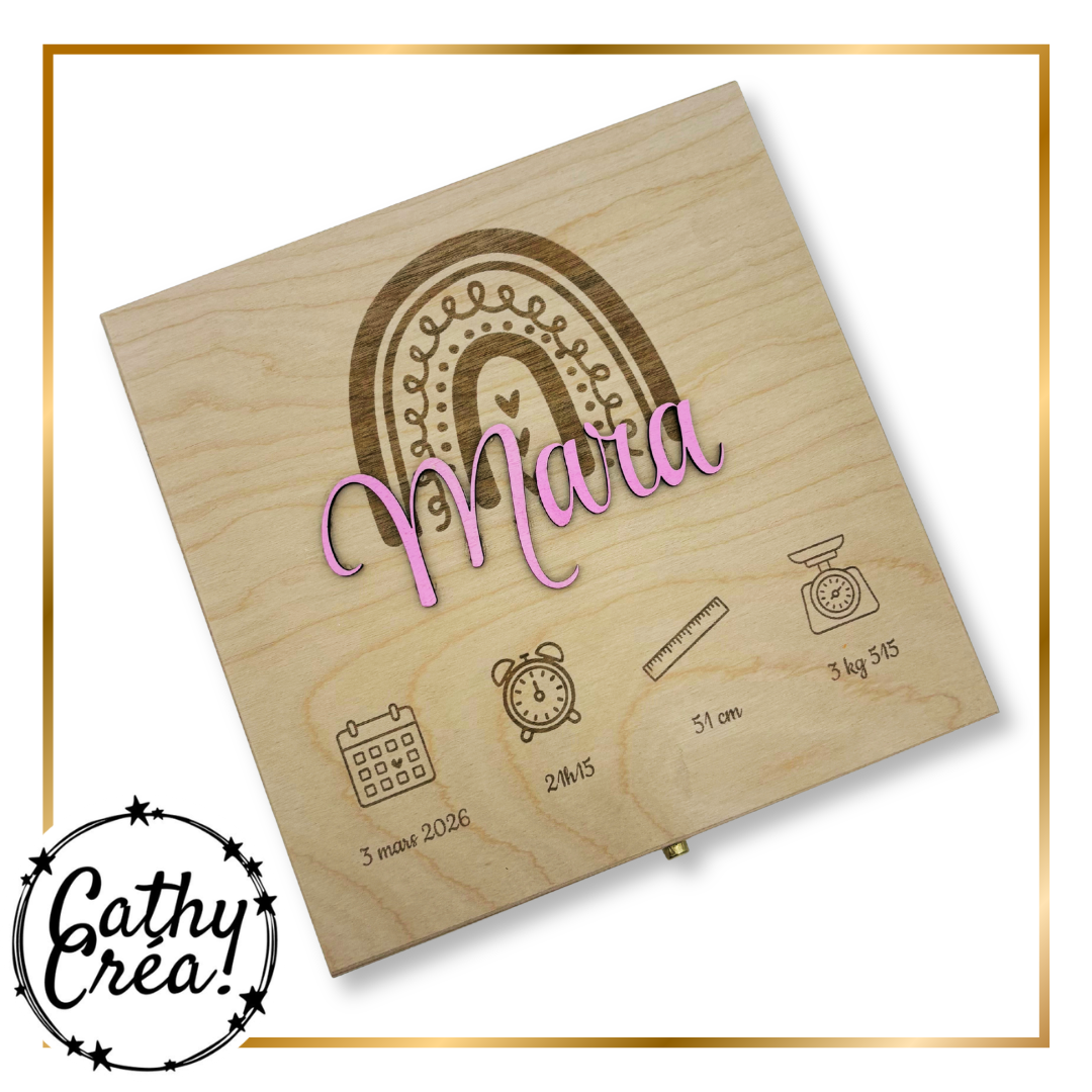 Détail des informations de naissance gravées sur coffret en bois, date heure taille poids