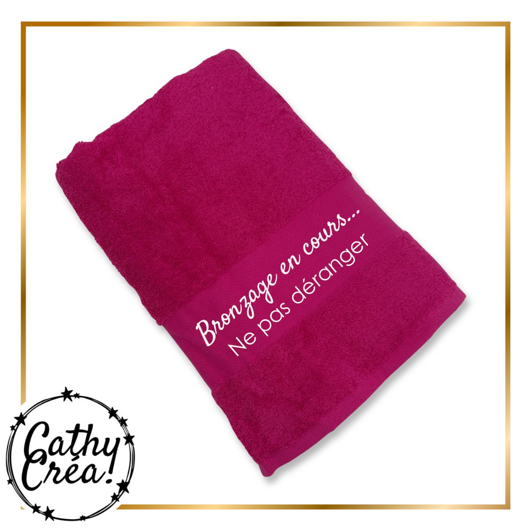 Drap de plage fuchsia personnalise inscription Bronzage en cours Ne pas deranger en blanc