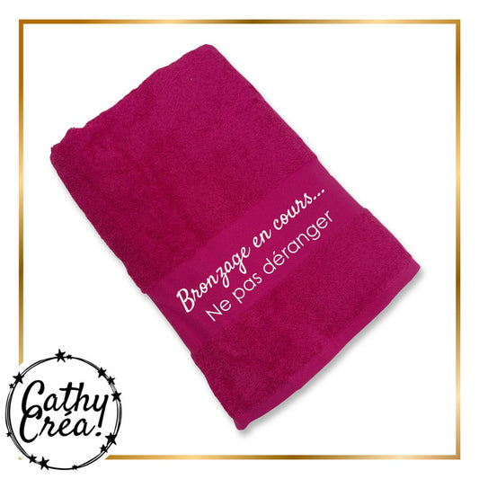 Drap de plage fuchsia personnalise inscription Bronzage en cours Ne pas deranger en blanc