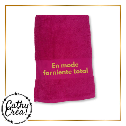 Drap de plage personnalise fuchsia avec inscription En mode farniente total en vinyle dore