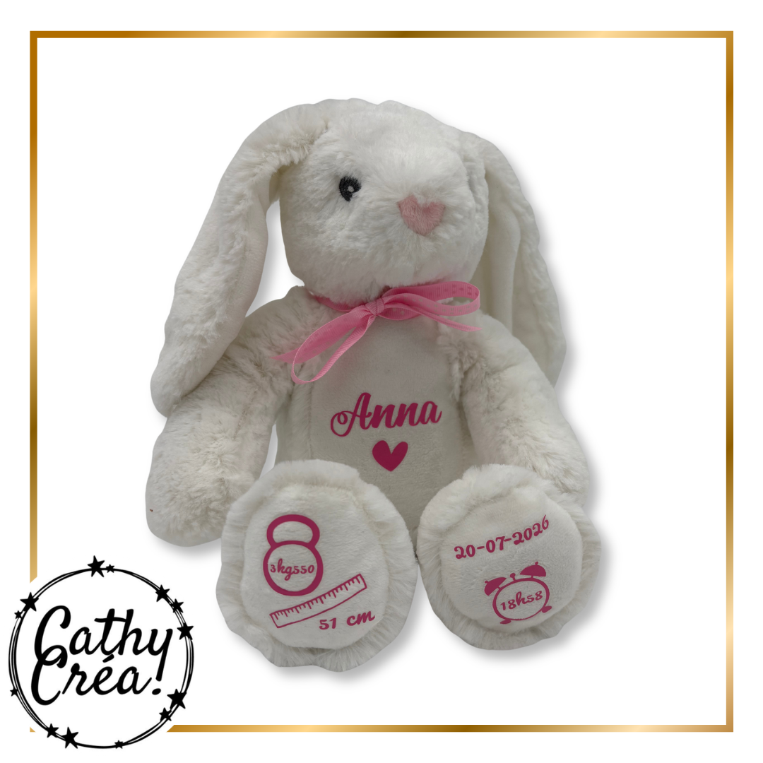 Détail des pattes de la peluche lapin avec pictogrammes date, heure, poids et taille
