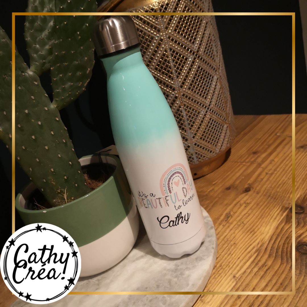 Gourde isotherme vert eau personnalisée posée sur une table – atelier Cathy Créa