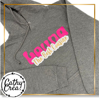 Femme portant un sweat capuche personnalisé best cousine – idée cadeau original Belgique