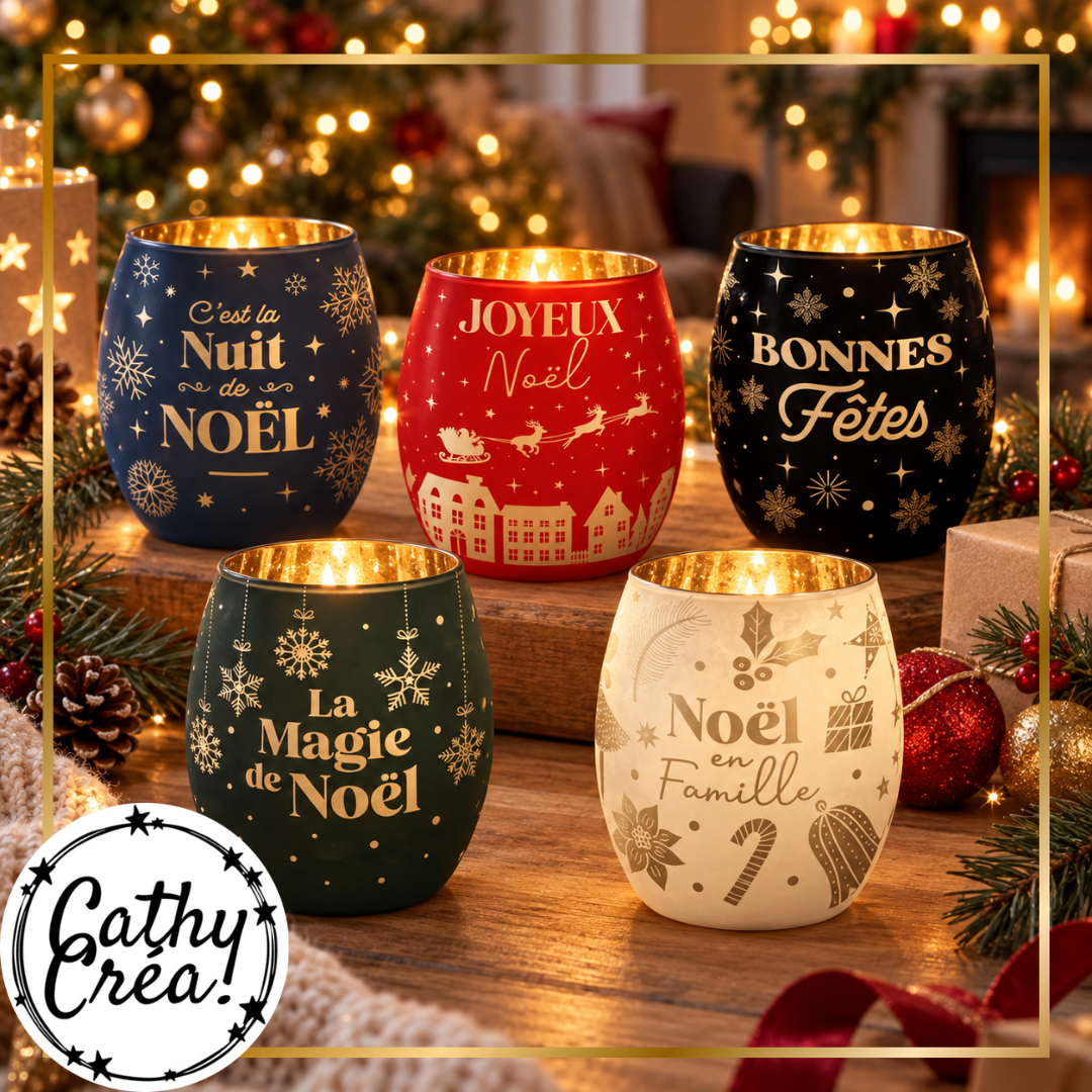 Photophores de Noël allumés sur table en bois avec branches de sapin et guirlande