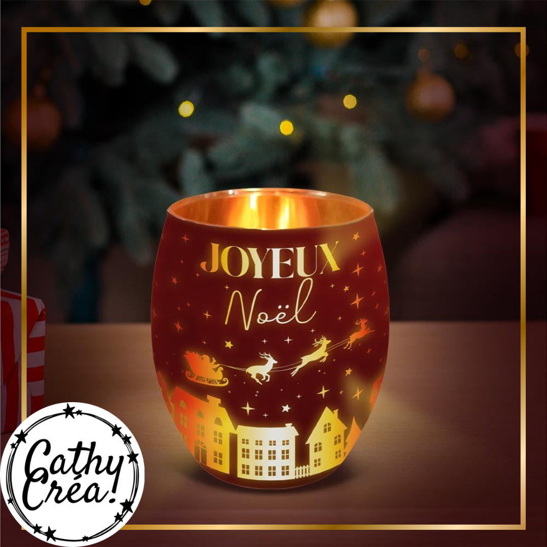 Photophore de Noël en verre rouge Joyeux Noël, bougie allumée en gros plan