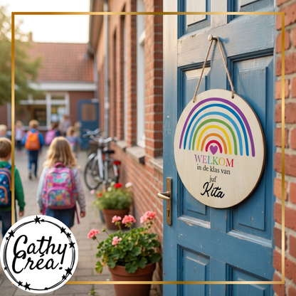 Plaque en bois personnalisée accrochée à l'entrée d'une école