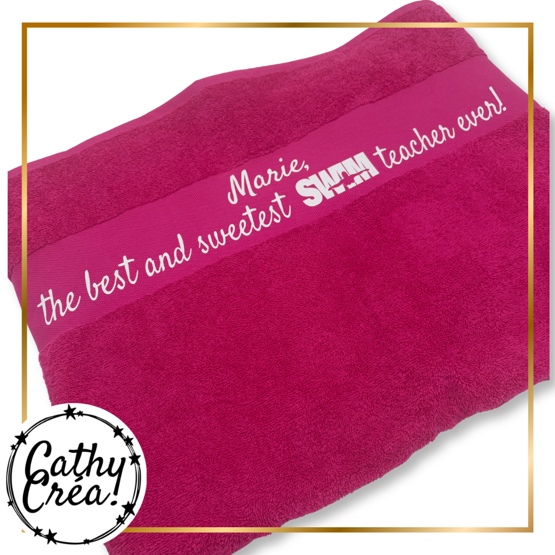 Serviette personnalisée fuchsia avec message pour prof de natation