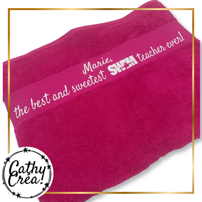 Serviette personnalisée fuchsia avec message pour prof de natation