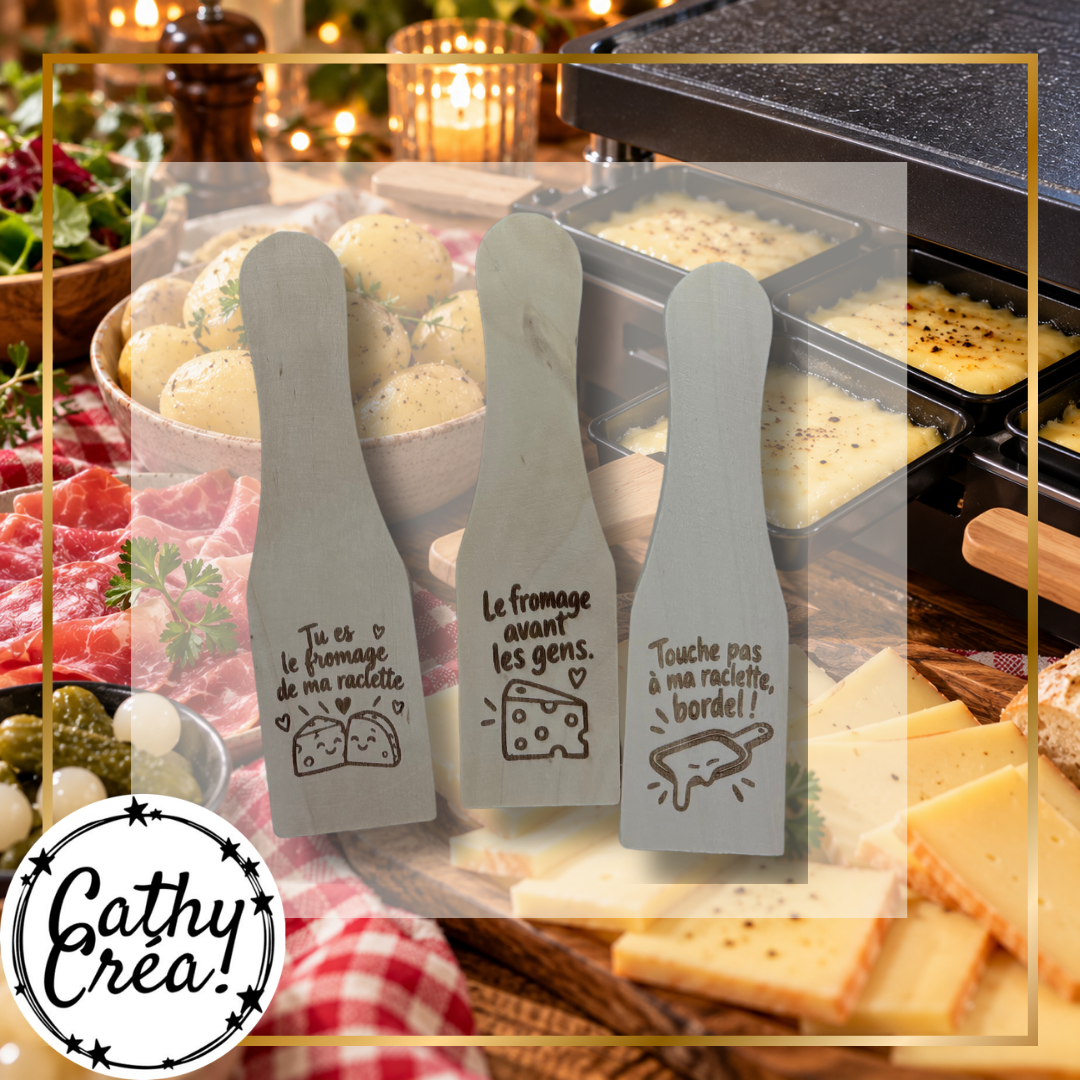 Spatules à raclette personnalisées posées sur une table de raclette avec fromage et pommes de terre