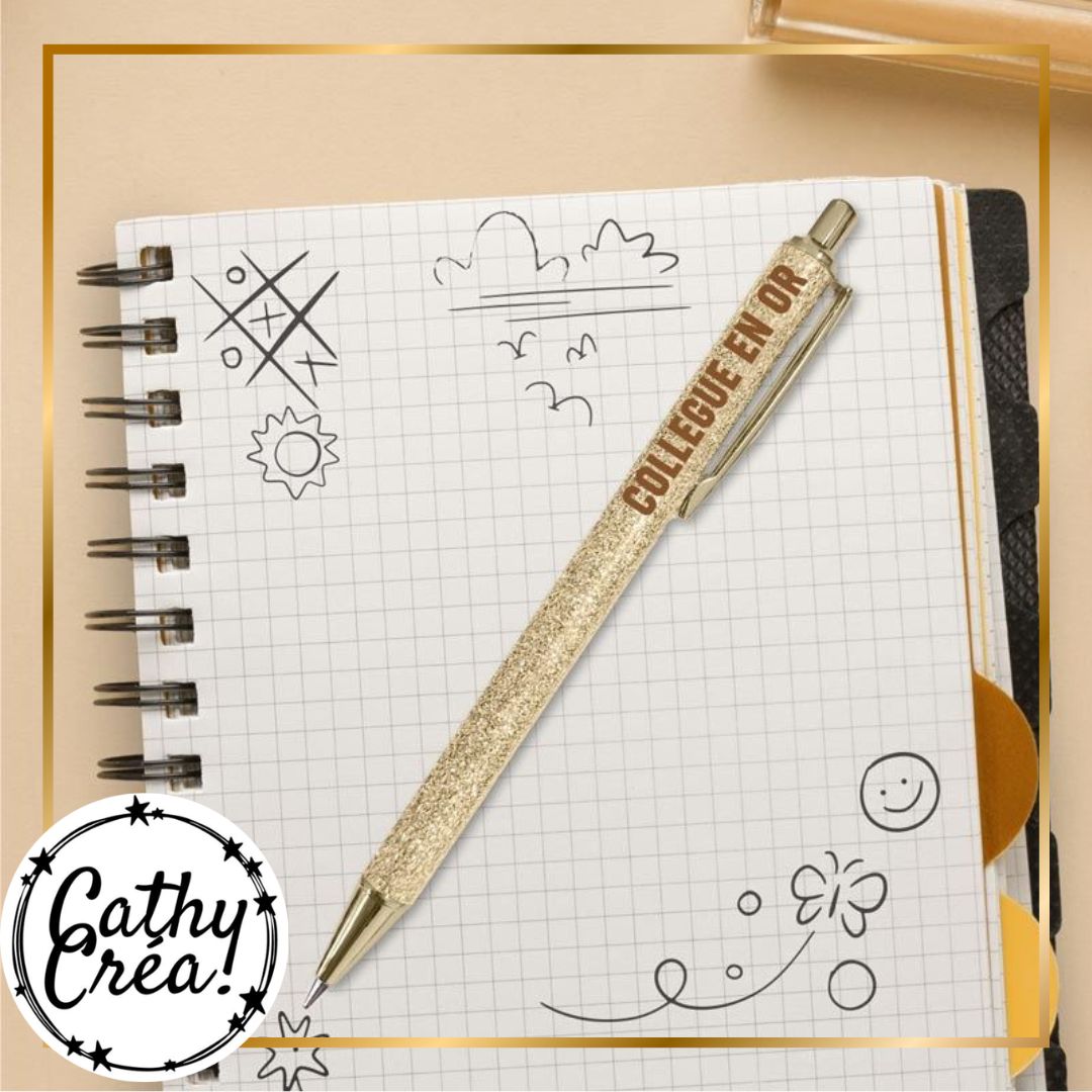 Stylo à paillettes doré Collègue en Or posé sur un carnet – idée cadeau collègue original