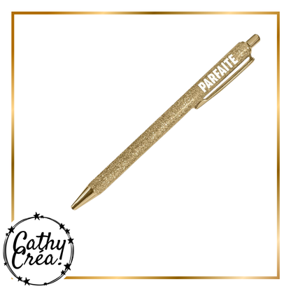 Stylo à paillettes dorées avec inscription Parfaite sur fond blanc