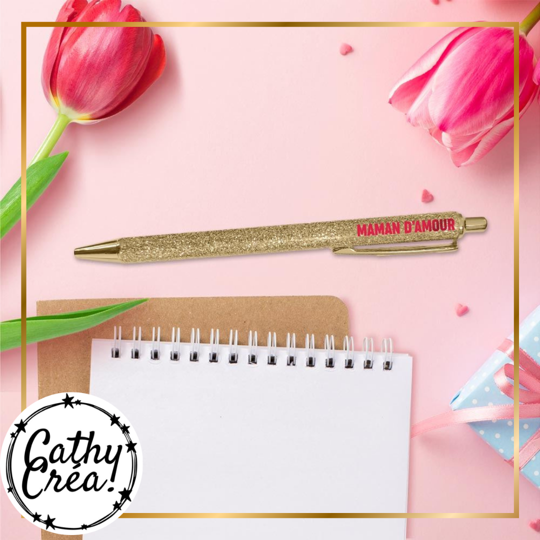 Stylo paillettes Maman d'amour posé avec carnet et tulipes – cadeau fête des mères original
