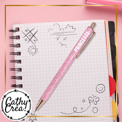 Stylo à paillettes roses Princesse posé sur un carnet – idée cadeau girly anniversaire