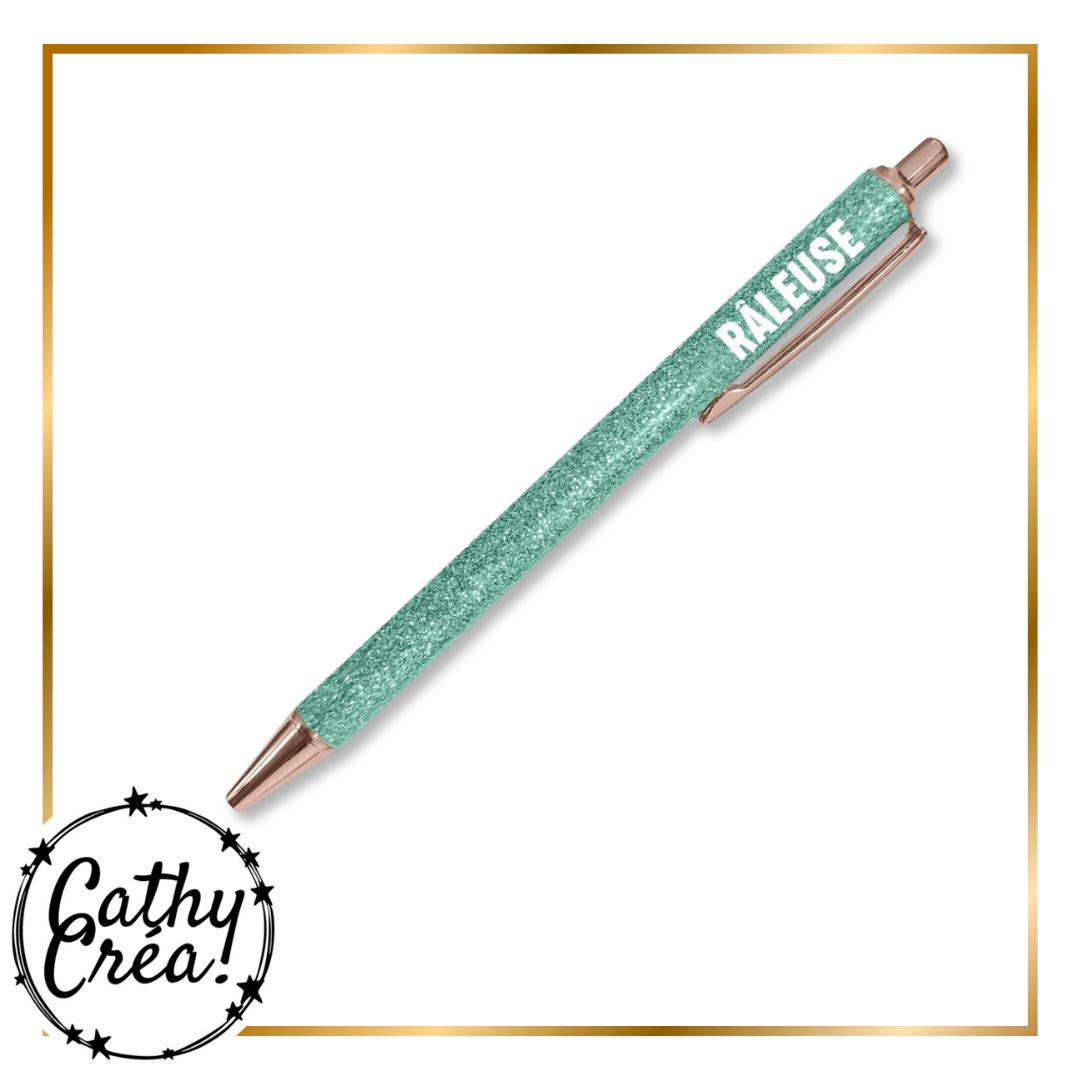 Stylo à paillettes vert menthe Râleuse posé sur un carnet – idée cadeau fun collègue amie